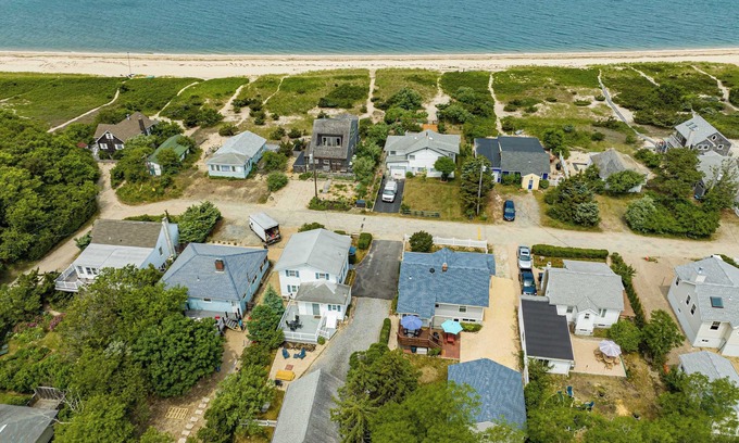 Peconic House | Peconic Sound Beach Home Backyard & Vineyards