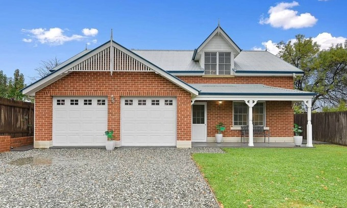 Bathurst House | Peel St - Large Family Home, Walk to CBD, Wifi