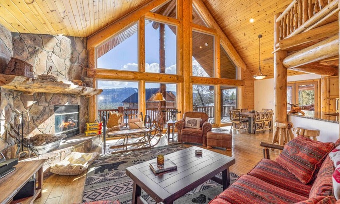 Castle Glen Estates Cabin | Pegasus | Luxury Lodge w/Hot Tub & Stunning Views