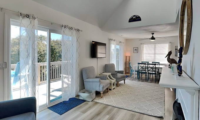 Surf City House | Pelican Place | Pet Friendly + Steps to the Beach!