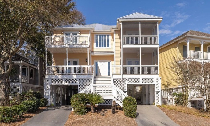 Pelican Bay House | Pelican Reach Wild Dunes one block to the beach with pool access with golf cart