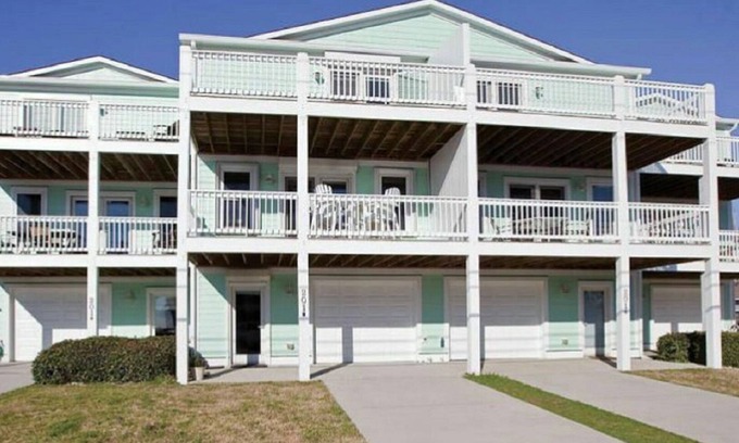 Kure Beach Condo | Pelican's Retreat - Just Steps to Beach, Pier, Dining, Parks