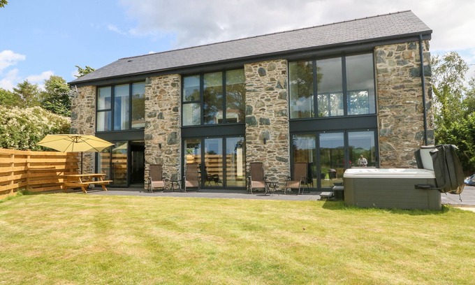 Llanfairpwllgwyngyll Cottage | PEN-Y-BRYN, pet friendly, with hot tub in Llanfairpwllgwyngyll