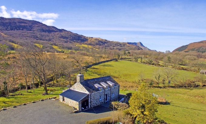 Dolgellau House | Penclogwynau - Two Bedroom House, Sleeps 4