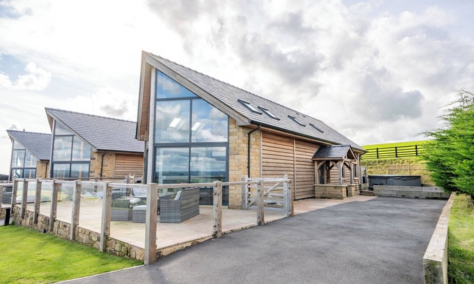 Higher Walton Cabin | Pendle View Sleeps 8 with Hot Tub