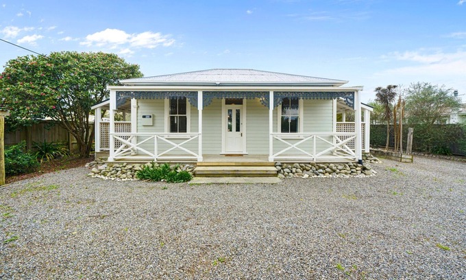 Martinborough House | Pendreigh Cottage - Martinborough Holiday Home
