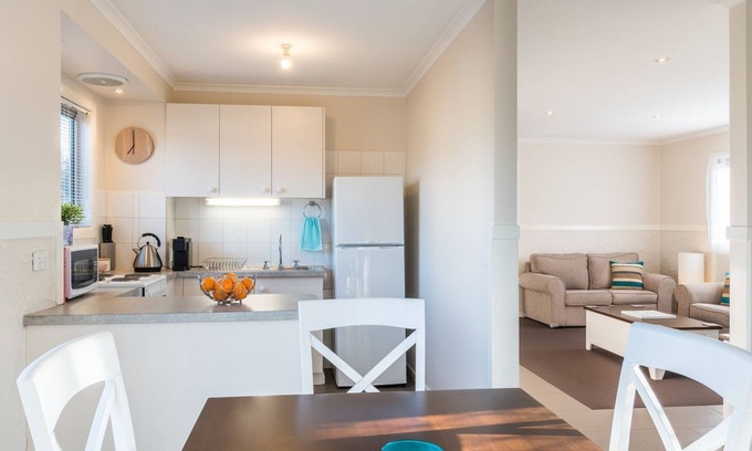 Surf Beach House | Penguins & Beach Escape - Beachley Bungalow 1 - Inc WIFI