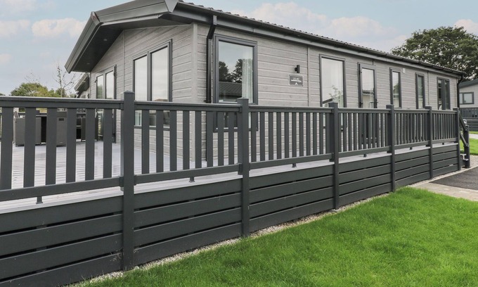 Fowey Cabin | PENMARLAM LODGE RETREAT 11, pet friendly, with a garden in Bodinnick