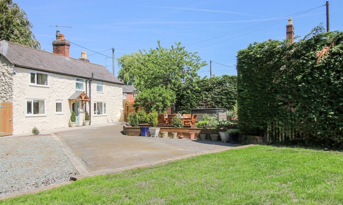 Maesbury Marsh Cottage | PENNAL COTTAGE, pet friendly, character holiday cottage in Knockin