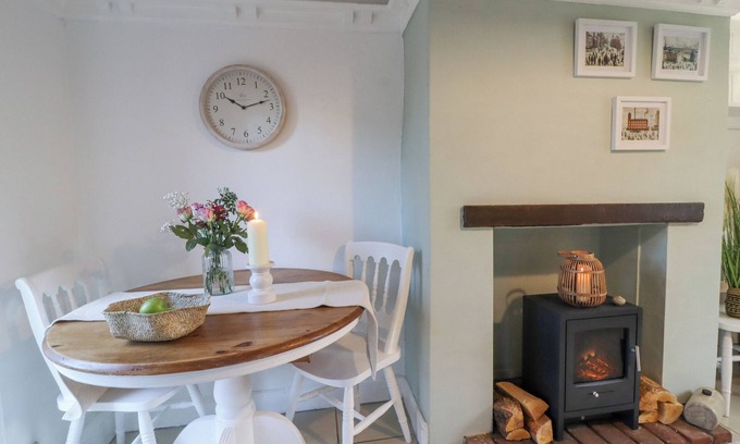 Haworth House | PENNY COTTAGE, pet friendly, with a garden in Haworth