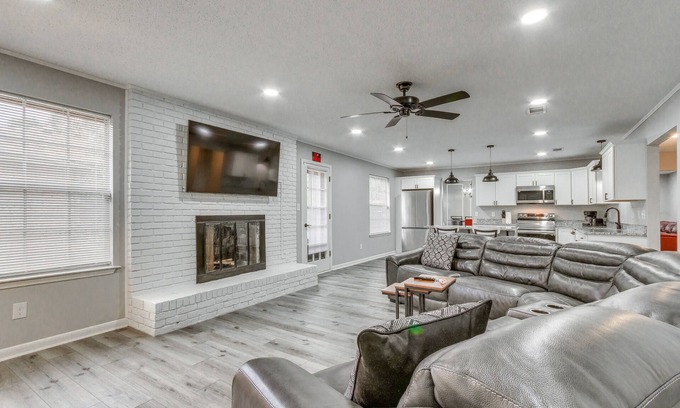 Myrtle Grove House | Pensacola Home w/Private Yard: 7 Mi to Downtown!