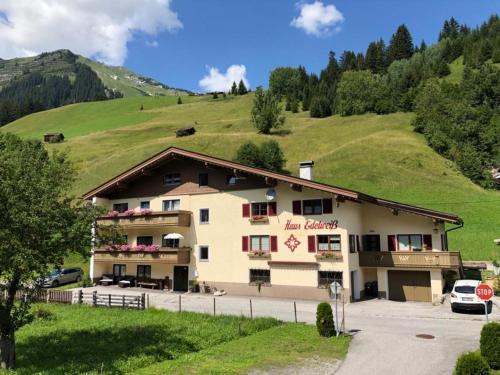 Holzgau Bed & Breakfast | Pension & Ferienwohnungen Haus Edelweiß