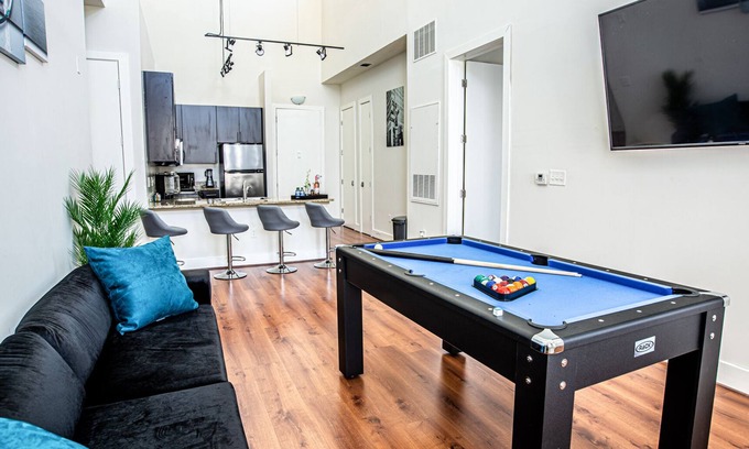 Lindridge-Martin Manor House | "Pent House 14"Free Parking 420 FRIENDLY ,Pool Table, 2BD 2 BA