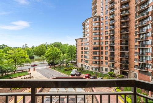 Pentagon City Apartment | Pentagon City Escape - Contemporary & Comfy