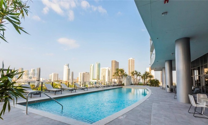 Edgewater Condo | Penthouse 1BD 1.5BTH w Den Area & Large Balcony