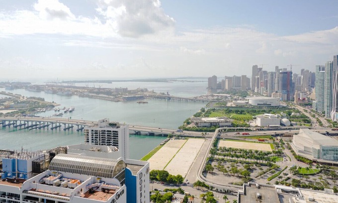 Edgewater Condo | Penthouse 2bed/2bath Biscayne Bay Parking Balcony