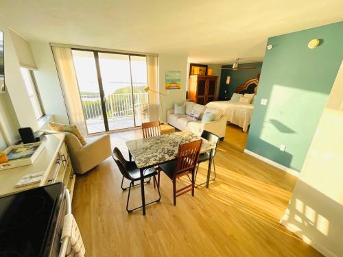 Fort Myers Beach Apartment | Penthouse 6 Panoramic Ocean Views Top Floor