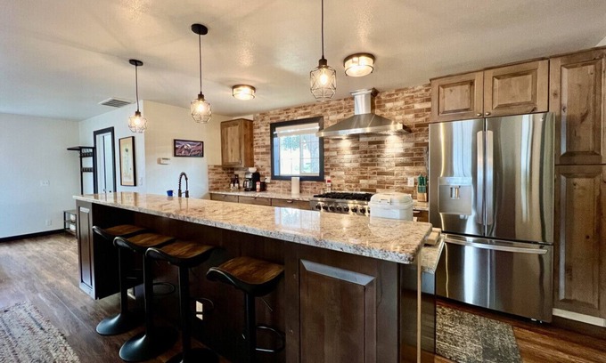 Baker City Apartment | Penthouse on Valley, 2 Bdrm with a Gorgeous Kitchen! Local Golfing 50% Off!