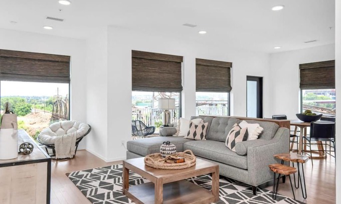 North Capitol House | Penthouse River View Walk Downtown, Garage Parking