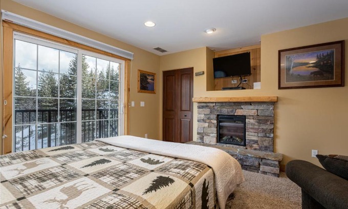 Kellogg Apartment | Penthouse Studio w Mtn Sunrise Views & Near Silver Mtn