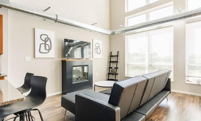 DeBaliviere Place Apartment | Penthouse Style 1bd