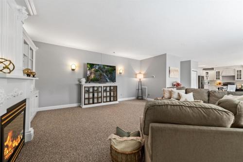 Blue Ridge Apartment | Penthouse Suite Right in the Heart of Downtown - Trackside