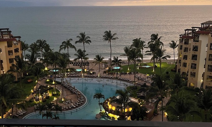 Flamingos Resort | PENTHOUSE VIEWS! BradAndJoeyRentals Sunsets, beach & city lights