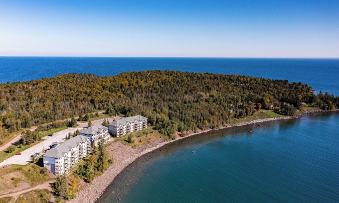 Two Harbors Condo | Penthouse w/pool & hot tub