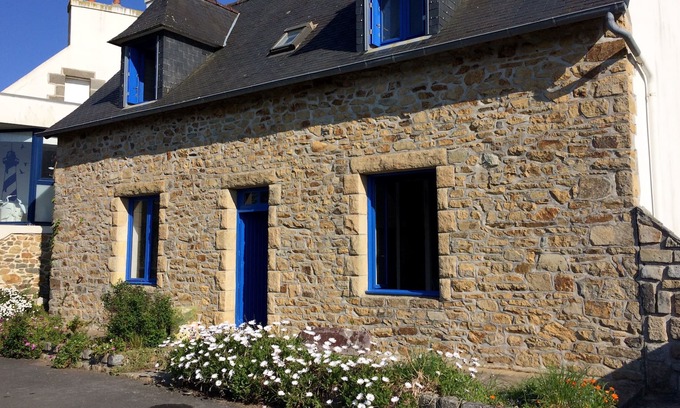 Roscanvel House | Penty Breton in the center of the village of Roscanvel