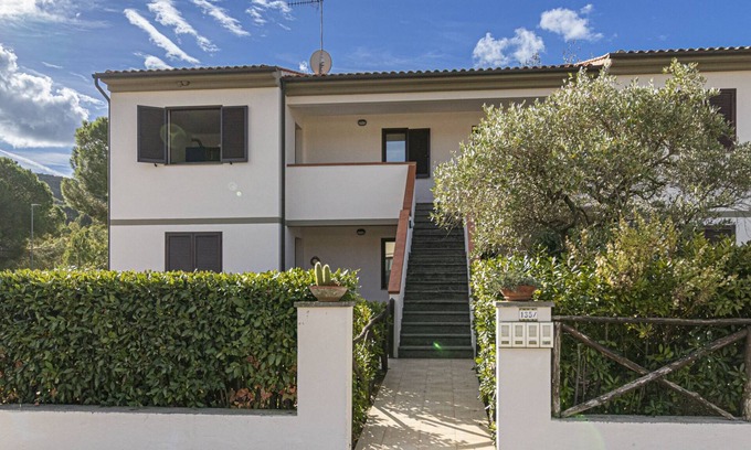 Lacona Apartment | Peonia apartment, in Lacona, in a terraced house, with equipped balcony and wi-fi. Perfect location