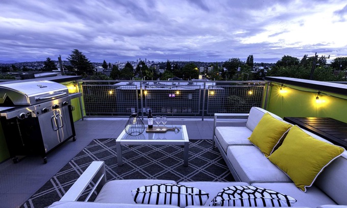 Fremont House | Perch - 47th Elegance: Modern Luxury | Rooftop Views | Free Parking