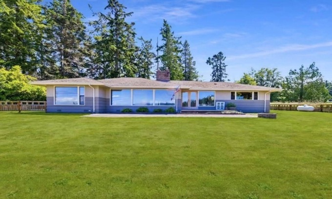 Oak Harbor House | Perch - Balda Getaway: Spacious family friendly rambler with harbor view