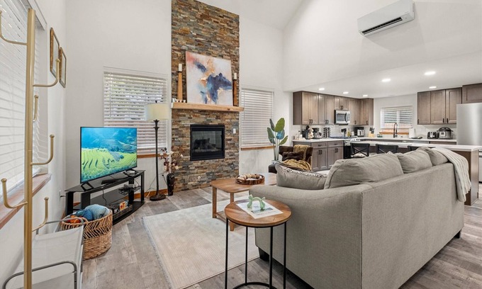 Paradise Estates Cabin | Perch - Spacious Modern Cabin w/Hot Tub, BBQ & Cali- King-Sized Bed | Pet-Friendly