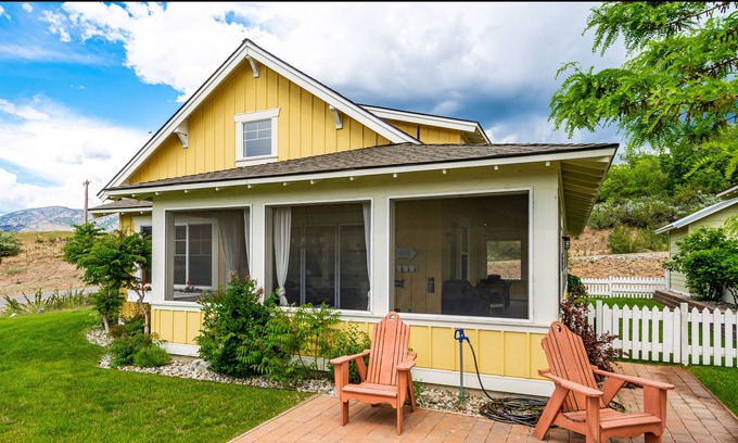 Oroville Cottage | Perched on the hill overlooking Veranda Beach & Lake Osoyoos