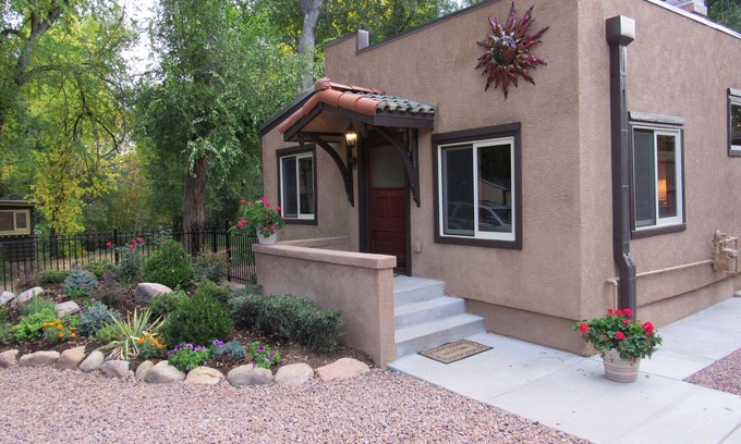Broadmoor House | Perfect 2 Bedroom for Getaways and Remote Work or School!