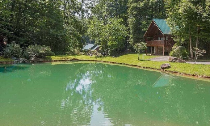 Black Bear Falls Cabin | Perfect 2BD Cabin by Pond! HOT TUB + Near Town