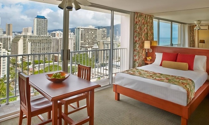 Waikiki Hotel | Perfect Adventure Near Beach! Parking, Pool, Near Waikiki Beach