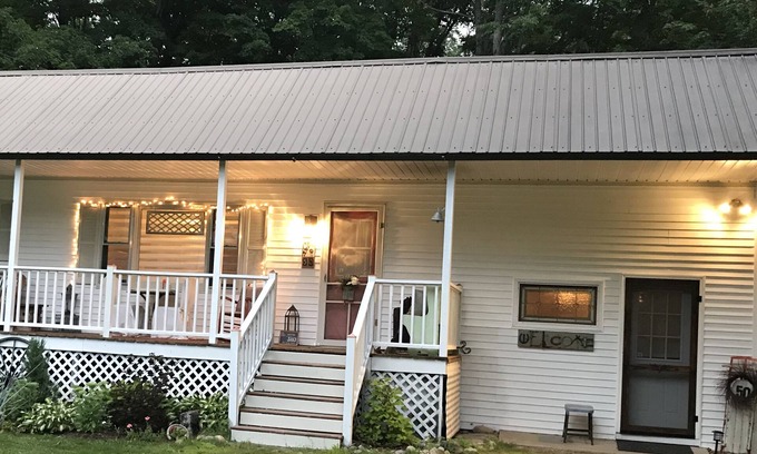 Bartlett House | Perfect all-season getaway! Storyland so close and Saco River a walk away!