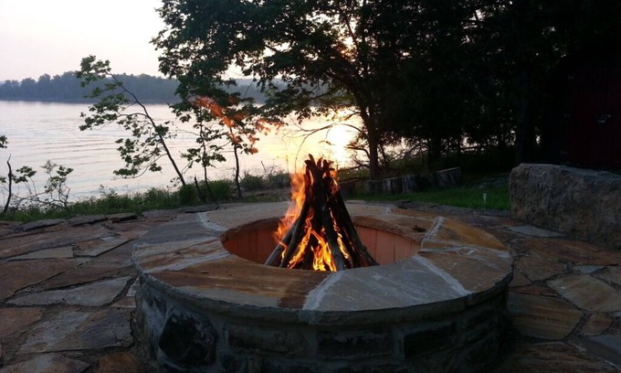 Rogers House | Perfect Beaver Lake Access! Firepit, Fishing/Swimming, Convenient to Rogers