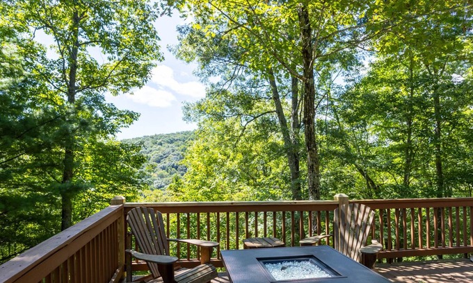 West Jefferson Cabin | Perfect Cabin for Mountain Enthusiasts