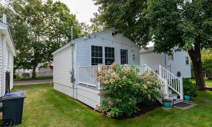 York Beach Apartment | Perfect cottage steps to beach