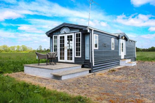 Glentham House | Perfect Couple Retreat, Puppy Lounge & Games Room