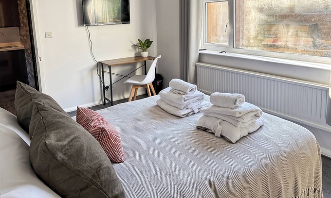 Woodingdean House | Perfect Couple Retreat To Relax With Hot Tub&sauna