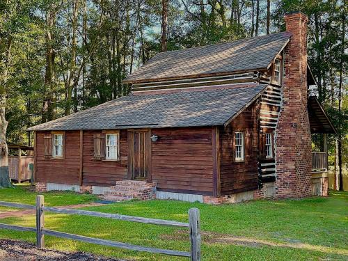 Claxton House | Perfect Couple's or Solo Getaway: 1840s Log Cabin, Claxton, GA