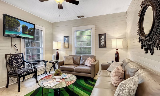 Savannah Victorian District House | Perfect Downtown Getaway- Walk to Top Attractions