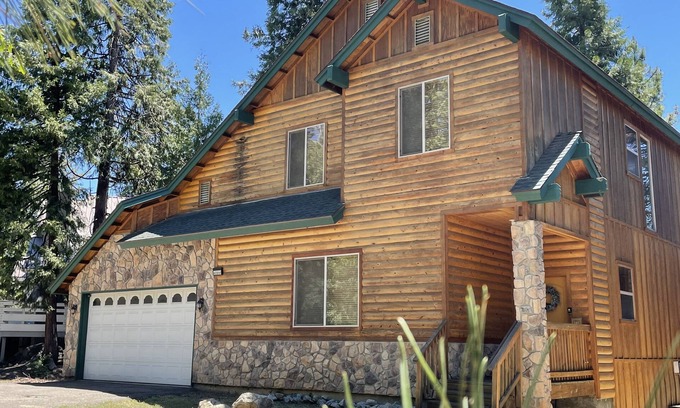 Shaver Lake Cabin | Perfect Family Getaway for 10 with game room just minutes away to Shaver Lake