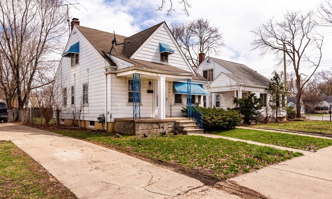 Detroit House | PERFECT FOR A LONG TIME STAY | 3 bdroom, sleeps 15 + dinning room