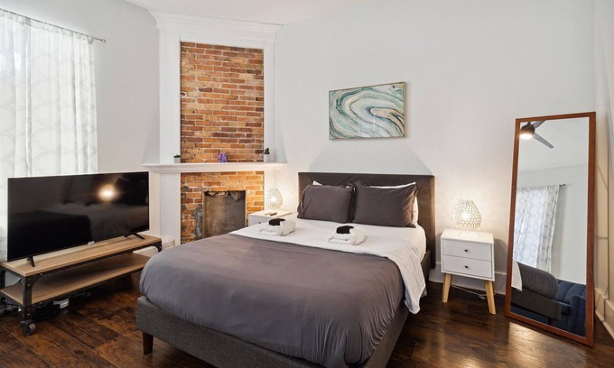 Cuyler - Brownsville House | Perfect for Bachelorette & Bachelor Groups ★ Private Duplex ★ Starland District