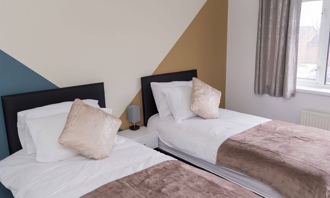 Stafford House | Perfect for Contractors & Families + Free Parking!