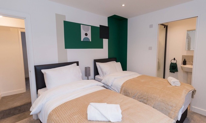 Banbury House | Perfect for Families + Contractors + Free Parking!
